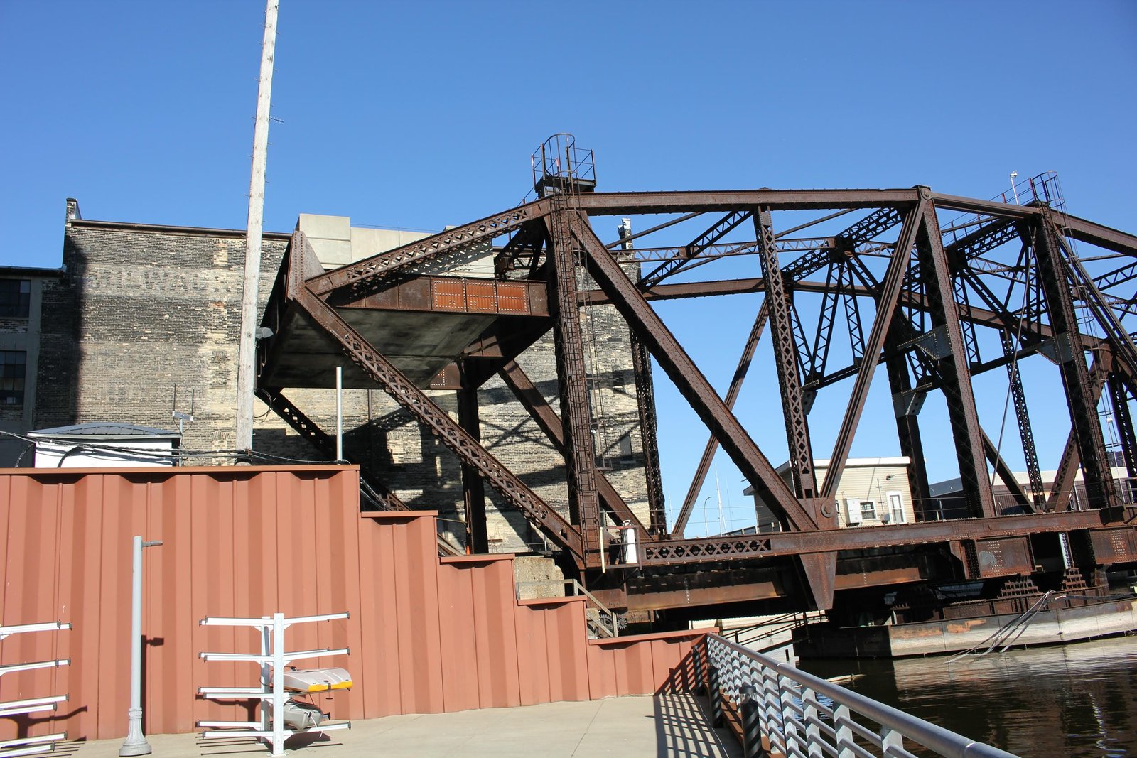 South (counterweight) arm